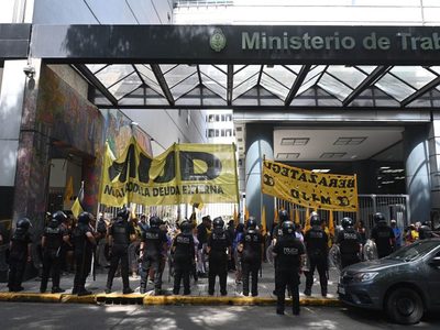 Raúl Castells y militantes del MIJD encabezan el primer reclamo contra Milei