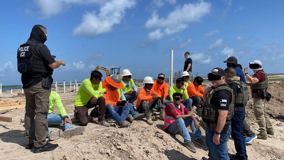 Migrantes detenidos en Texas