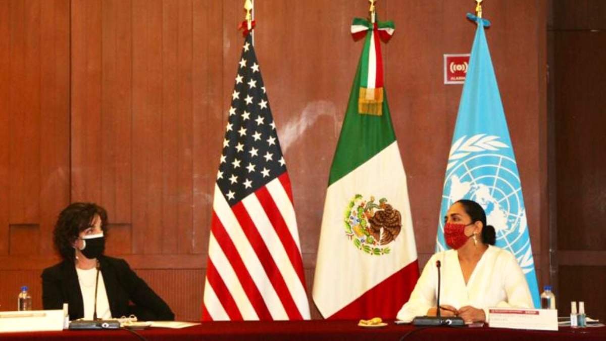 Roberta Jacobson (izq.) en una de sus reuniones con funcionarios mexicanos.