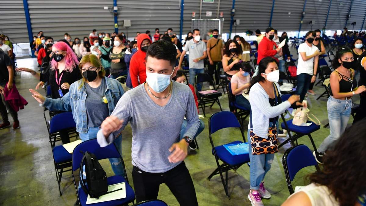 Generación Z es inmunizado en un centro de vacunación de la CDMX