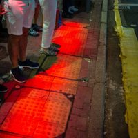 Hong Kong implementa nuevas luces en las veredas para los peatones que no sueltan el teléfono