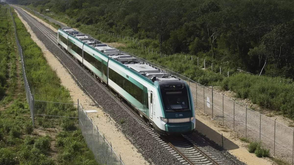 El tren inaugural con el presidente Andrés Manuel López Obrador a bordo pasa cerca de Chocholá, estado de Quintana Roo, México, el viernes 15 de diciembre de 2023.
