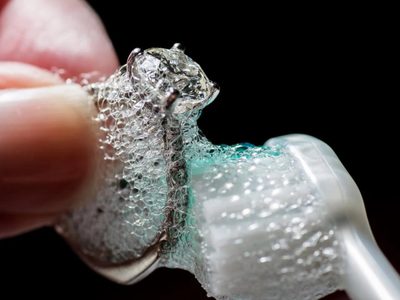 El truco de la abuela para limpiar las joyas de oro y plata, y que queden relucientes como el primer día