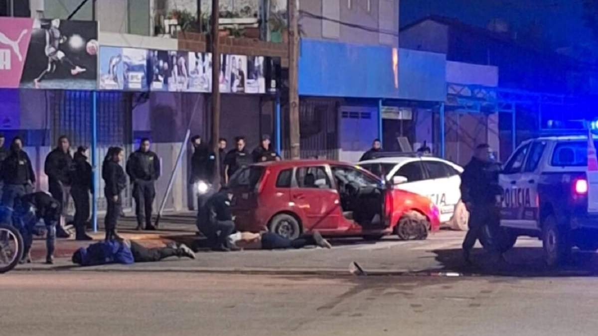Esquina de México y Perú, donde se produjo la detención de los tres ocupantes del Ford Fiesta. Fuente (Centenario Digital)