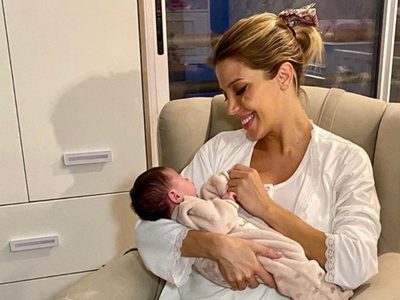 Florcita bella: con turbante y sonrisita, Martina se retrató junto a Virginia Gallardo y nos enamoró