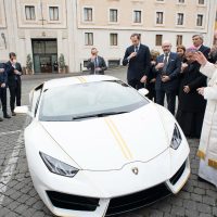 Lamborghini regala un auto al Papa Francisco; lo subastará para beneficiencia