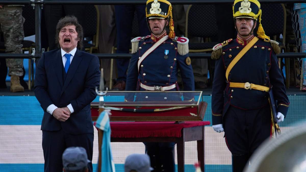 El presidente argentino Javier Milei entona la Marcha de San Lorenzo tras devolver la espada del héroe de la independencia, el general José de San Martín, al Regimiento de Granaderos, en San Lorenzo, Argentina