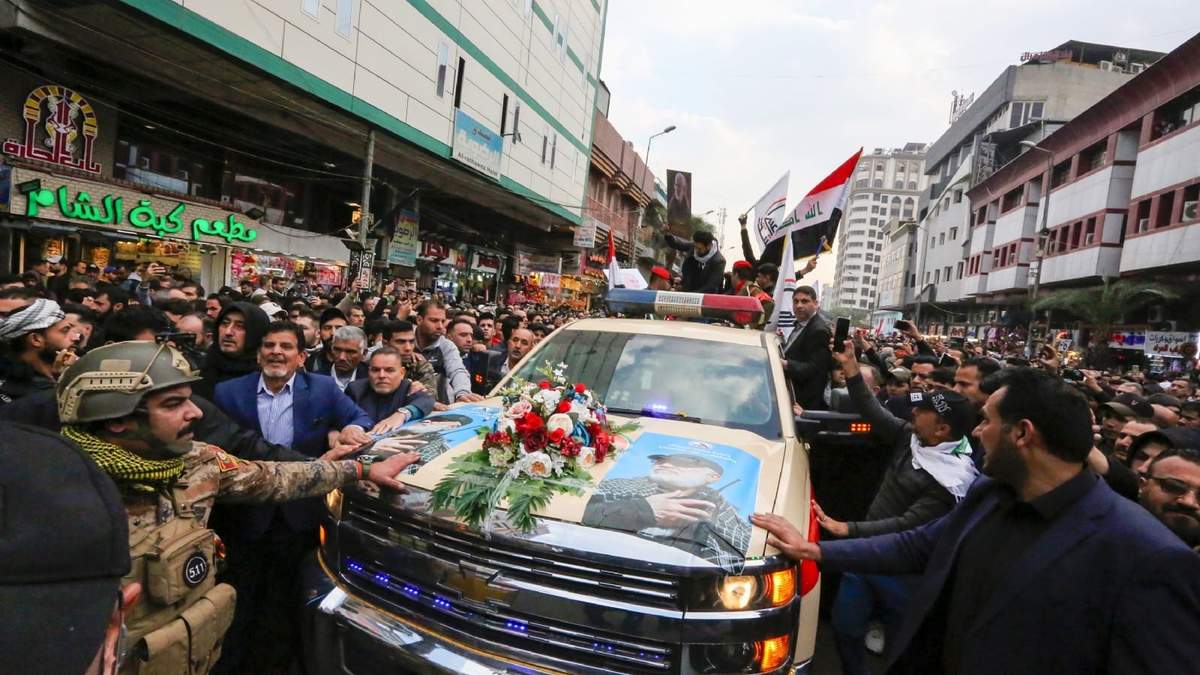 Miles de iraquíes cantan "muerte a Estados Unidos" en el fúneral del general iraní Qasem Saleimani. Fuente: (Twitter)