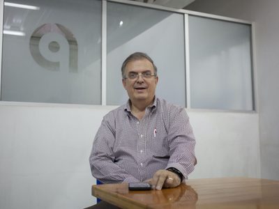 Proceso ha sido un símbolo; este proyecto editorial es de todos: Ebrard