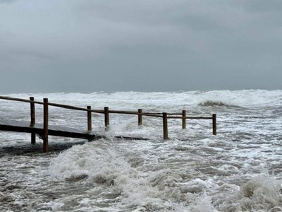 Monte Hermoso sufrió una intensa sudestada y el agua llegó hasta las calles de la ciudad