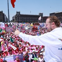 Taboada cerró campaña en la “marea rosa” del Zócalo; irá a mítines finales en alcaldías