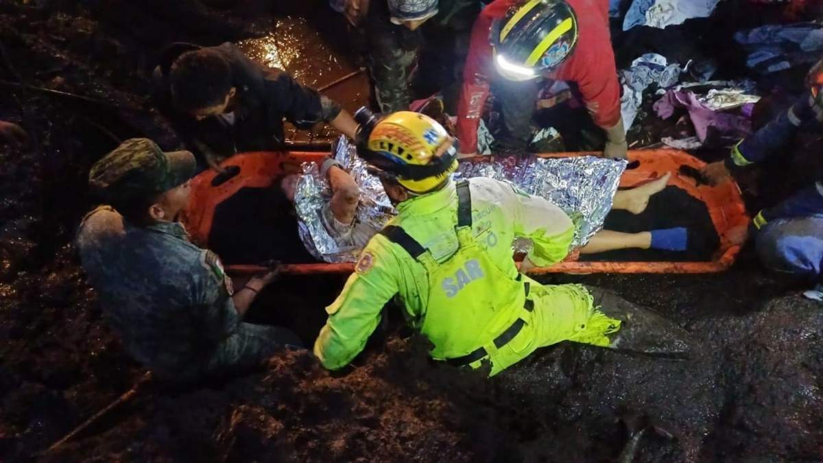 Un deslave arrastró ocho casas, dejando 12 personas bajo los escombros