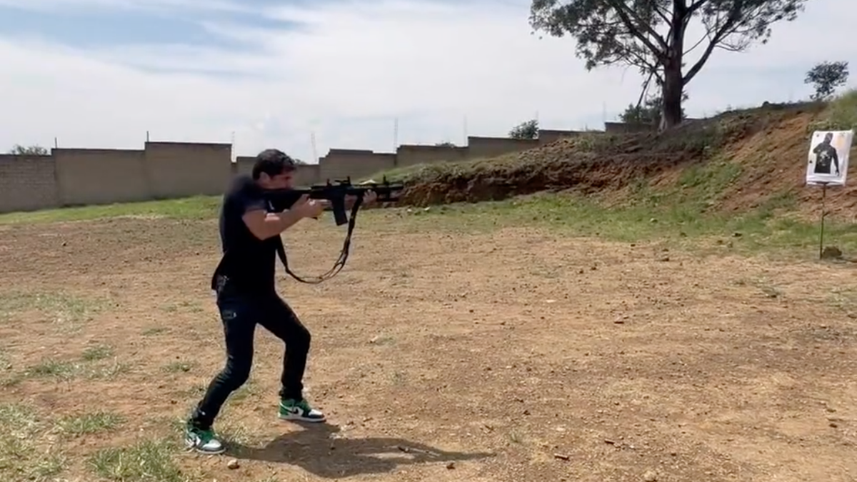 El video en el que el actor aparece disparando un rifle
