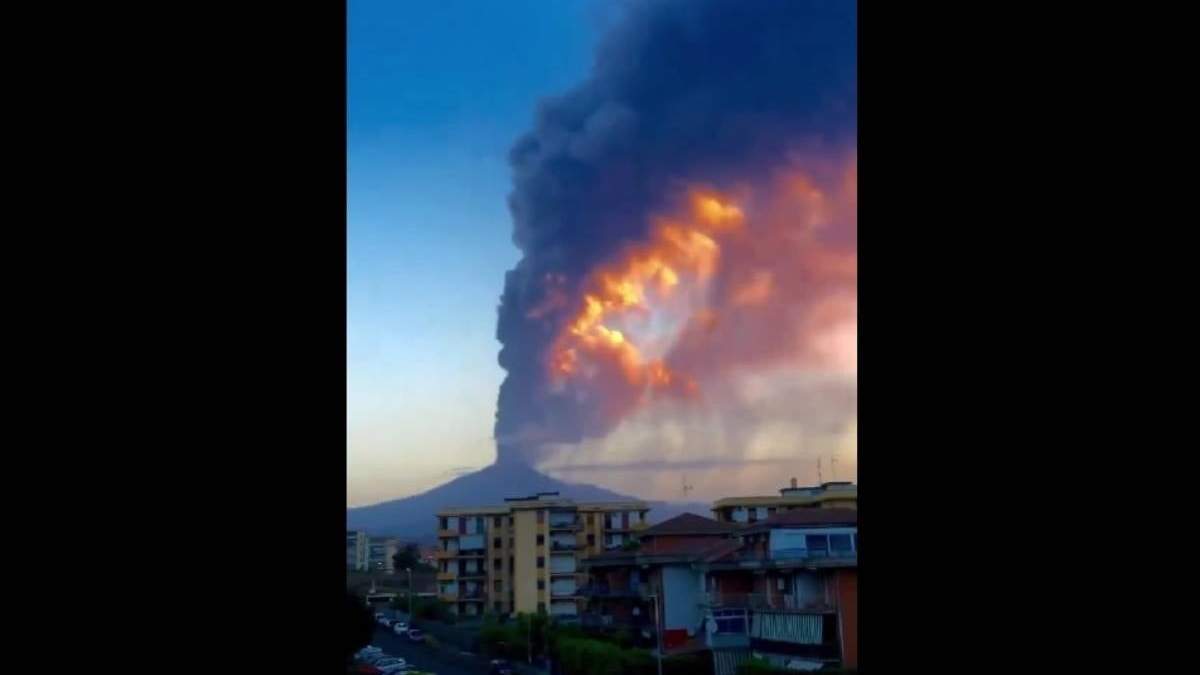 El volcán Etna entró en erupción a las 2:56 de la madrugada, hora de Italia