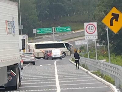 Grupos armados bloquean carreteras de Uruapan, Michoacán; reportan más de 100 detenidos