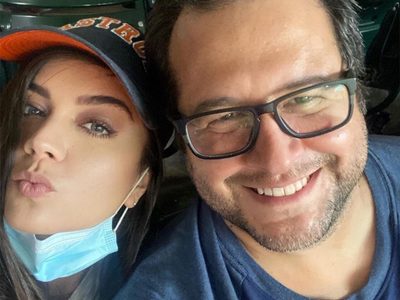 José Ramón López exhibe documentos que asegura "desmienten la campaña" por la casa en Houston