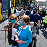 Con largas filas y sin sana distancia, arranca la vacunación en Iztapalapa y la GAM