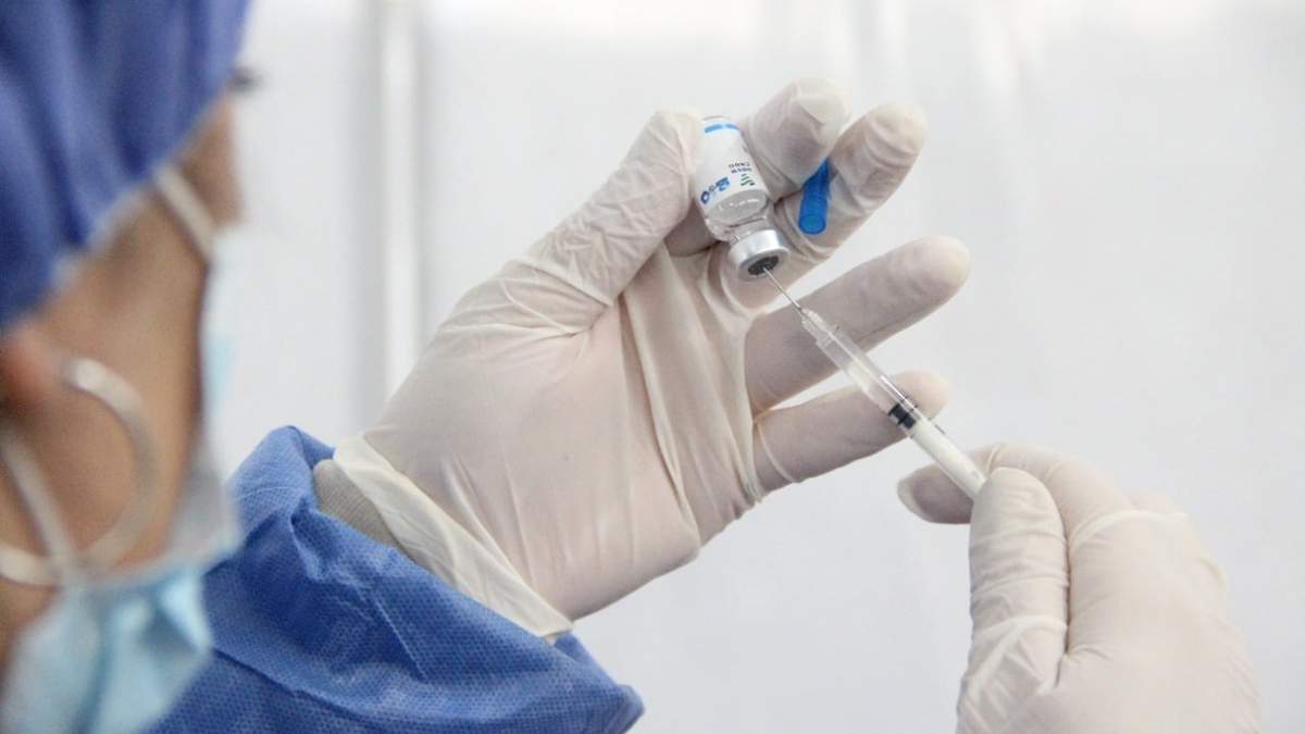 Una persona alista una vacuna contra el coronavirus. Fuente: (Twitter)