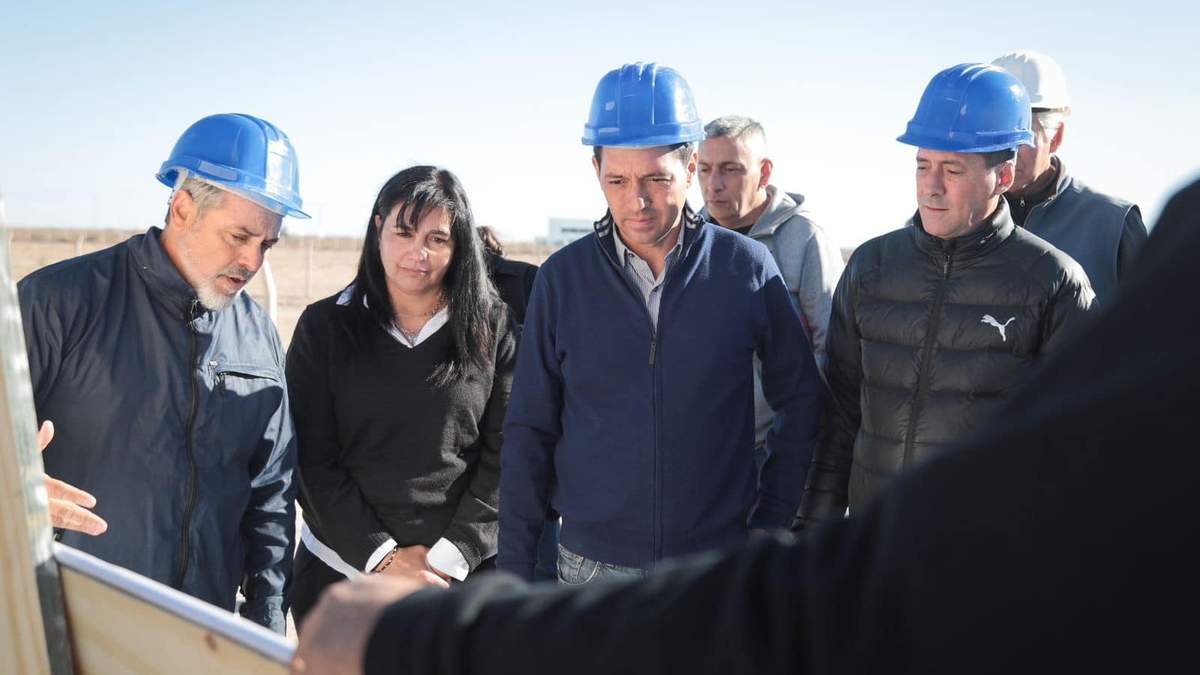 Marcos Koopmann en la obra del Hospital Norpatagónico. Fuente: (Facebook).
