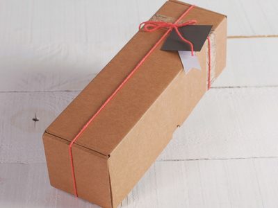 Si tenés una caja de cartón grande y rectangular, no la tires: creá esta fabulosa mesa decorativa para tu living