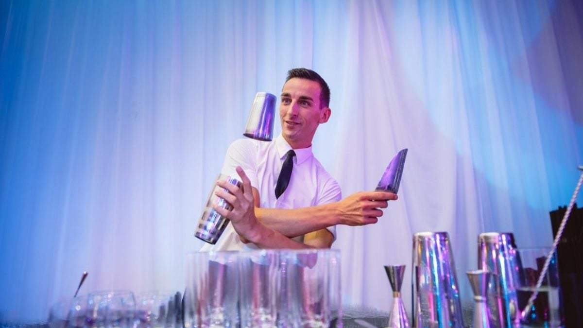 Bartenders entrenan en cuarentena. Fuente: (Twitter)