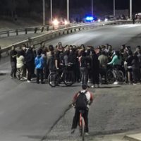 Protesta de vecinos de Parque Industrial ante la creciente inseguridad y falta de patrullaje en la zona.