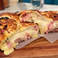 Pan de salchicha y mozzarella: una versión esponjosa y rica si querés comer algo diferente