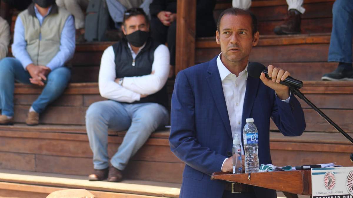 El gobernador expresando su mensaje en el predio de la Sociedad Rural. Fuente: (Daniel Signorile)