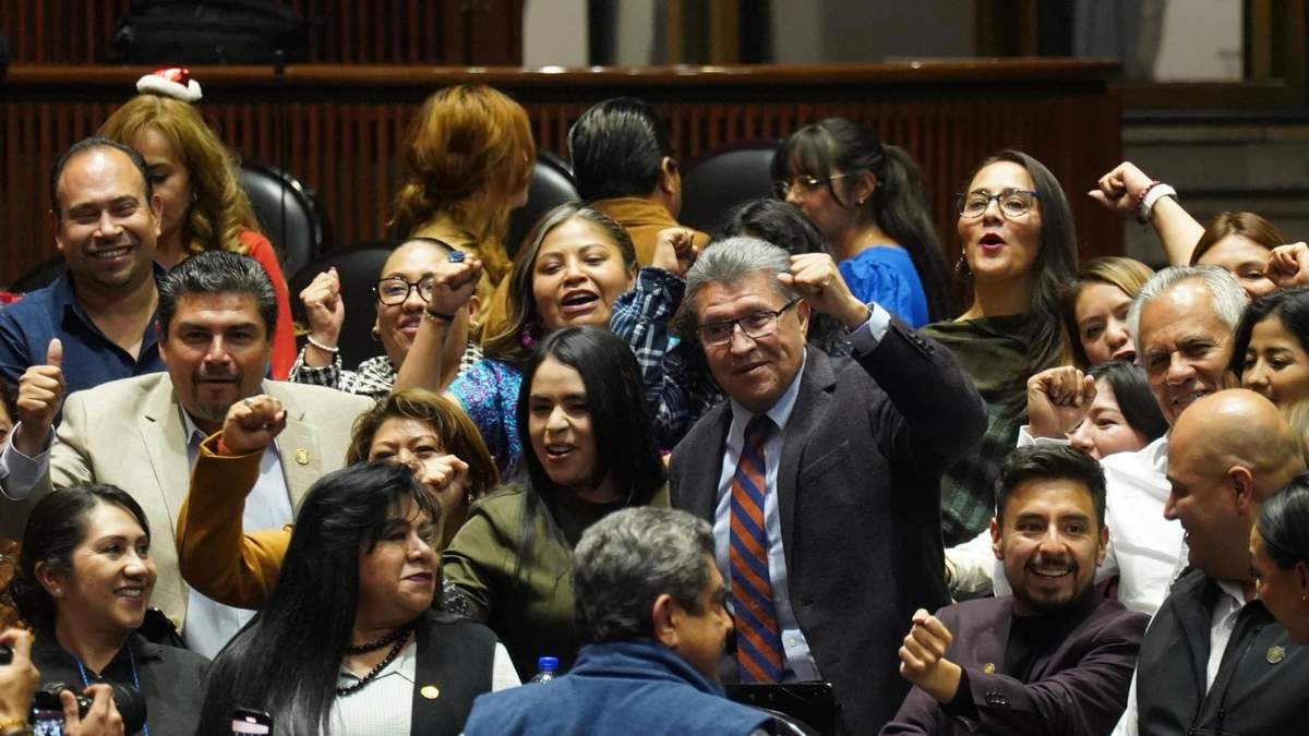 Ricardo Monreal con diputados de Morena