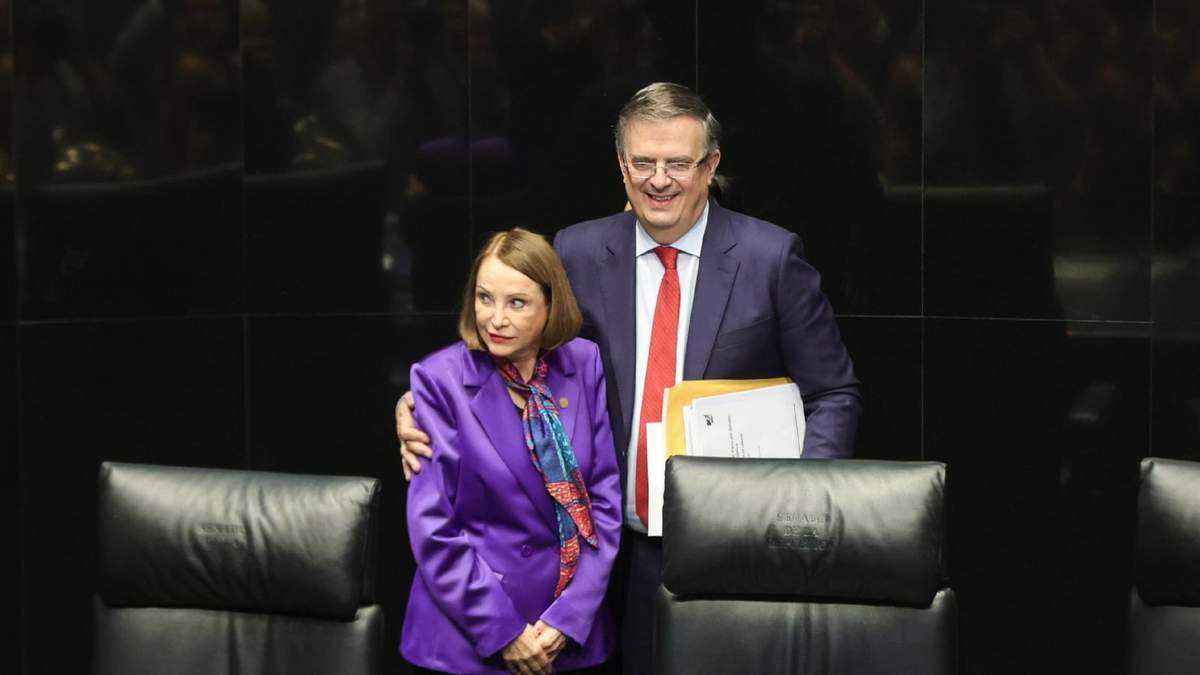 El secretario de Economía y Laura Itzel Castillo, presidenta del Senado