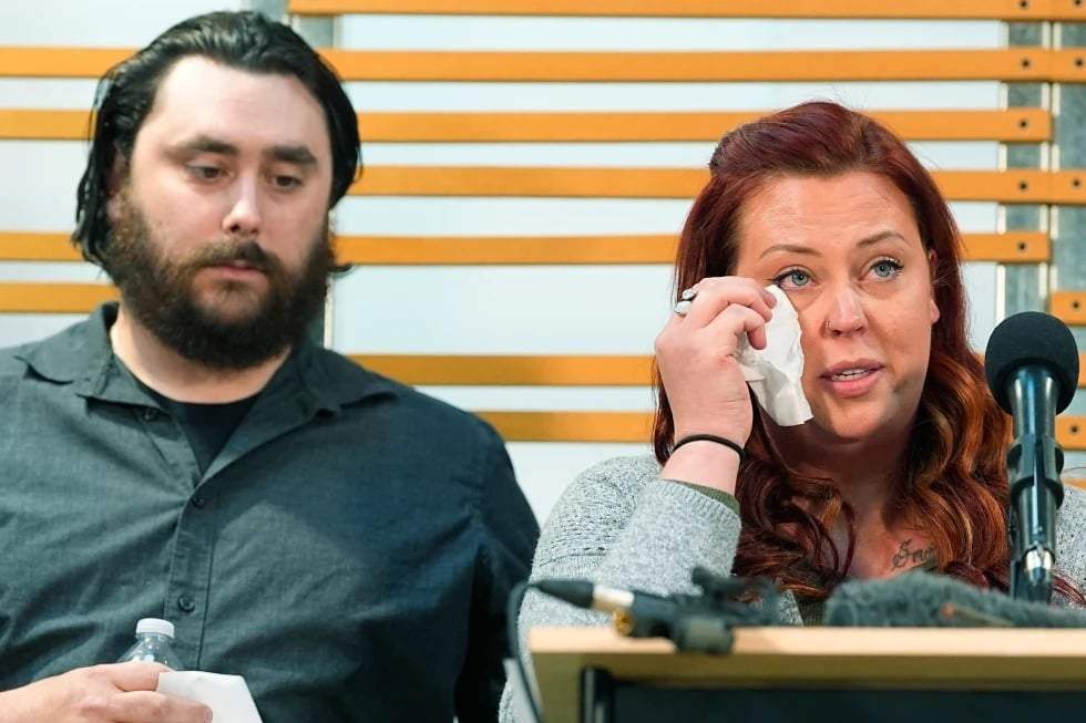 Jessica Vesta, a la derecha, habla mientras su esposo, Devon, observa durante una conferencia de prensa para anunciar planes de demandar al distrito escolar de Littleton, Colorado, por el abuso sufrido por su hijo autista mientras viajaba en autobús a clase, el martes 9 de abril de 2024, en Denver.
