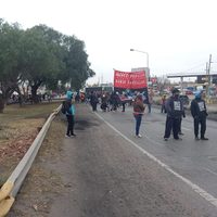 Organizaciones sociales cortan el puente carretero y piden medidas a la gobernadora