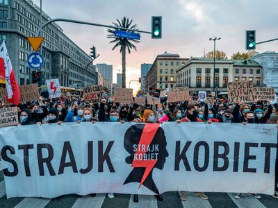 Masiva manifestación y huelga de mujeres en Polonia por restricciones a la interrupción del embarazo