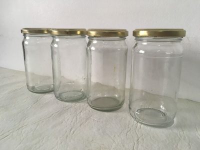 Con 2 frascos de vidrio y 2 platitos de cerámica viejos o rotos: creá este candelabro con toda la onda