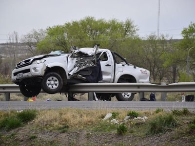 Tragedia en Villa Regina: dos personas fallecidas en un vuelco