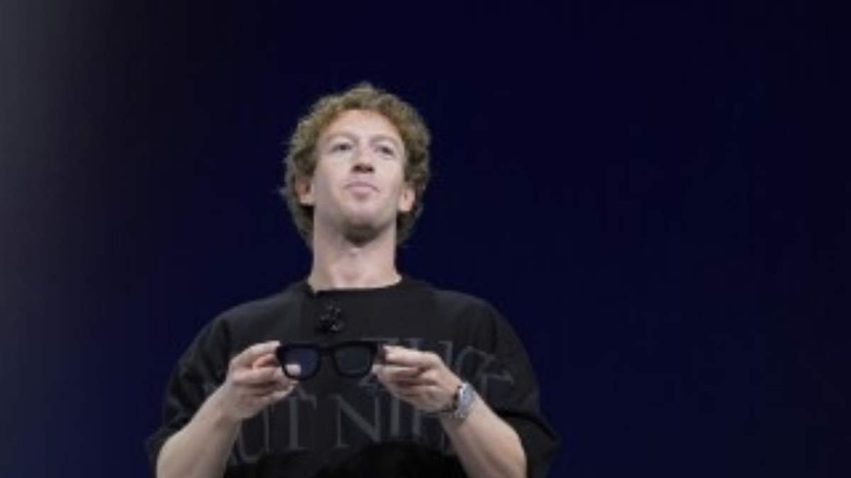Mark Zuckerberg sostiene un par de gafas de realidad aumentada Orion en la conferencia Meta Connect, el 25 de septiembre de 2024, en Menlo Park, California