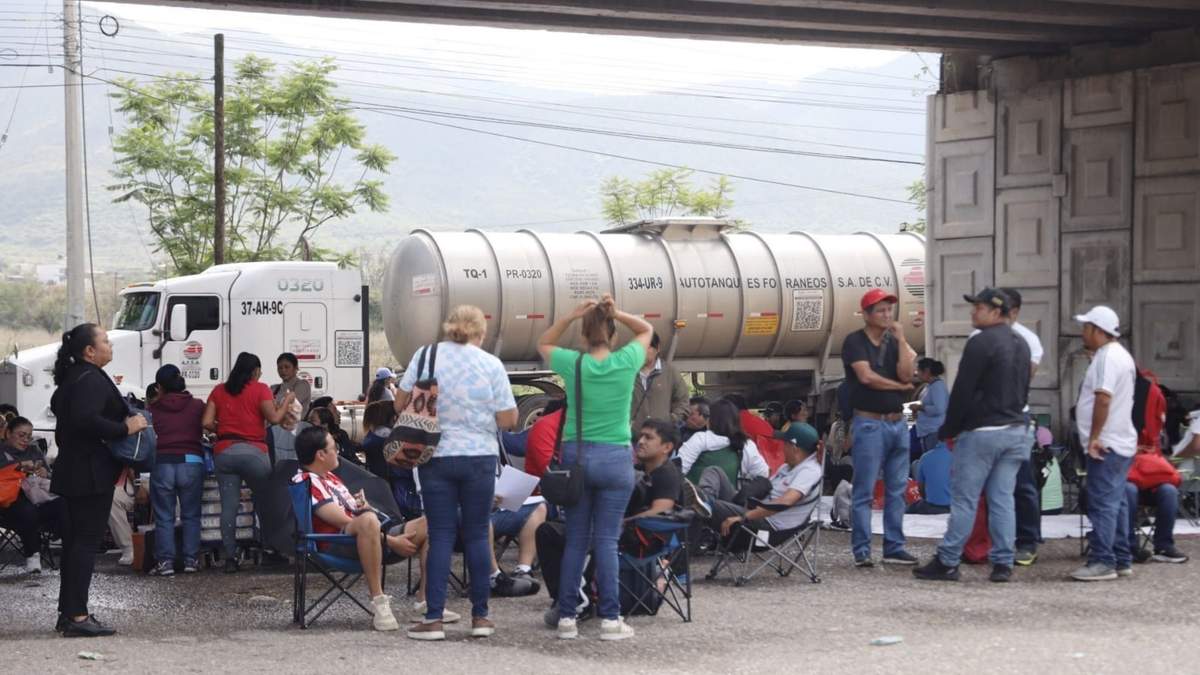 Maestros mantienen bloqueada la Terminal de Almacenamiento y Despacho (TAD) de Pemex en Santa María del Tule, Oaxaca