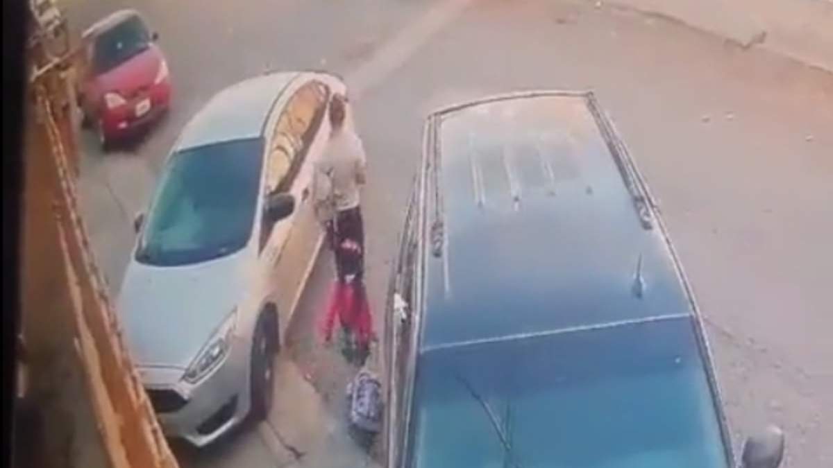 La mujer fue atacada cuando llevaba a su hija a la escuela