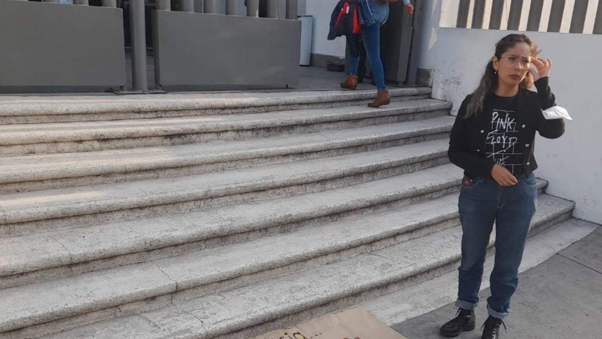 Yanelli protestó frente a la Fisclaía de Puebla