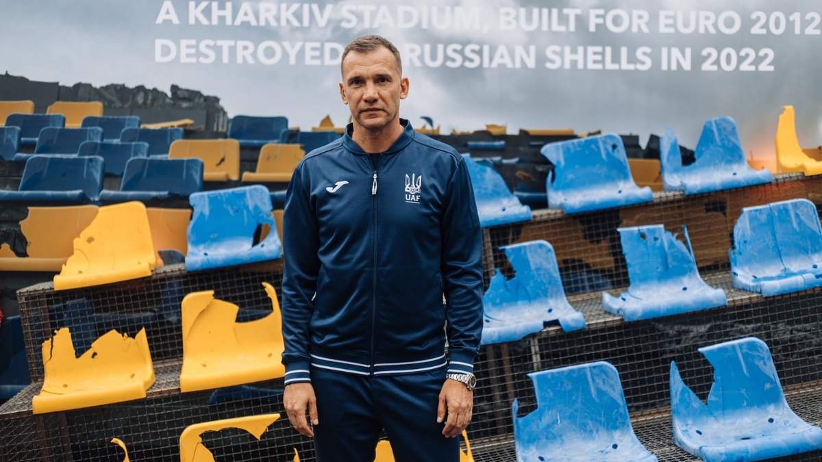 El goleador histórico de la selección ucraniana Andrei Shevchenko, hoy presidente de la Federación de Fútbol de ese país, exhibió en Múnich durante la Euro 2024 un trozo devastado de una gradería del estadio de Jarkiv