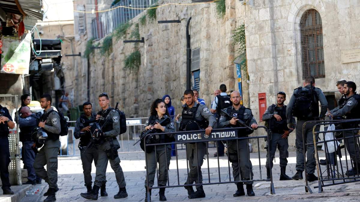 Policías impiden el paso a la ciudad santa de Jerusalén. Fuente: (Twitter)