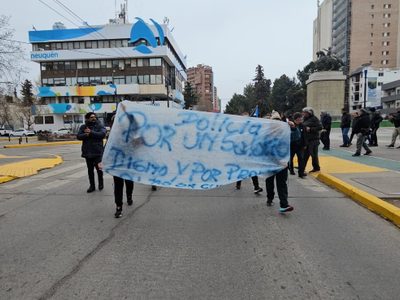 Policías retirados se movilizaron en la ciudad de Neuquén por una recomposición salarial