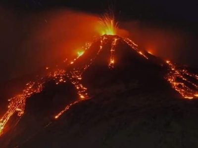 El Monte Etna, igual que el Popocatépetl, expulsó lava, humo y cenizas