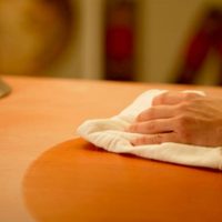 Repará los muebles de casa con este potente removedor que solo lleva 2 ingredientes que seguro tenés a mano