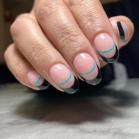 Doble francesa multicolor: la nueva tendencia en nail art para que tus uñas se destaquen