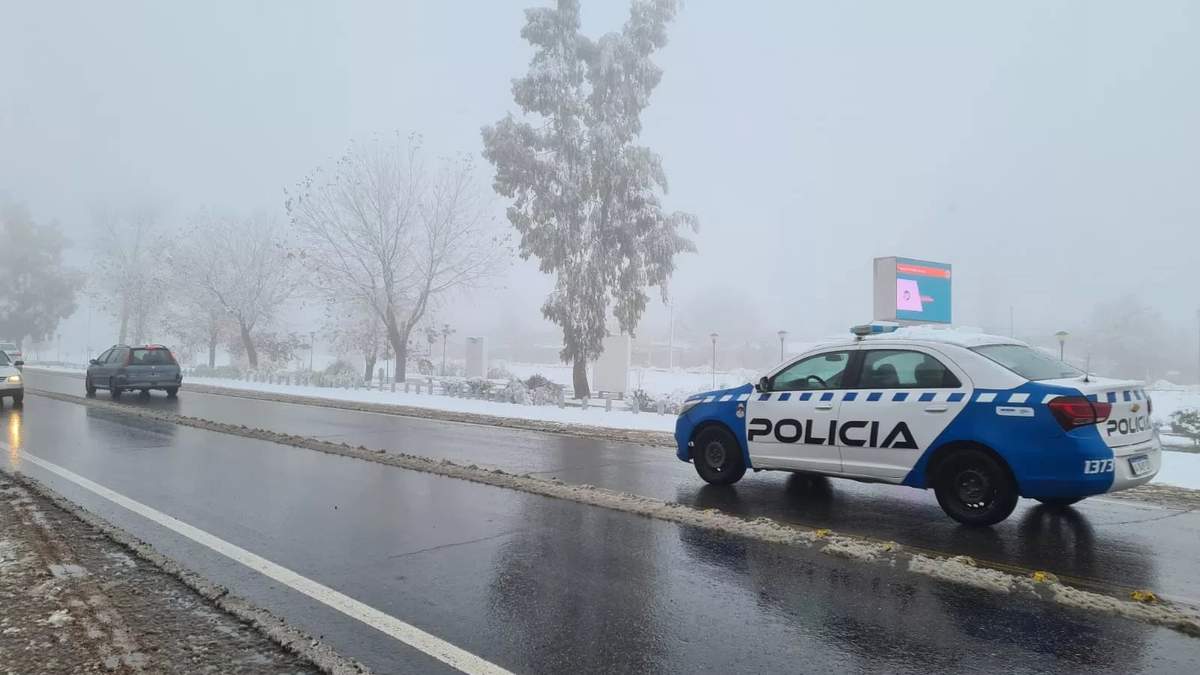 Móvil policial en Cutral Co. Fuente: (Twitter)