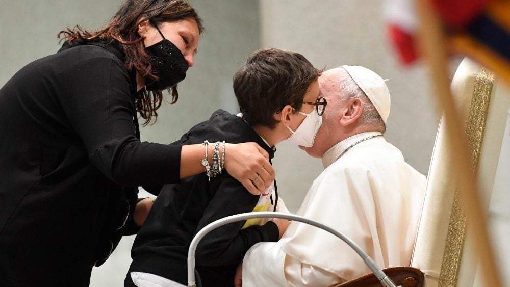 Un niño de 10 años se dirigió a Francisco, quien le hizo sentarse en la silla del regente de la Casa Pontificia