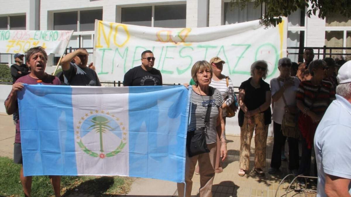 Portesta contra el aumento de impuestos en Centenario. Fuente: (Centenario Digital)