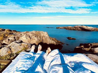Aislamiento con glamour: es un hotel ubicado en el faro de una isla sueca