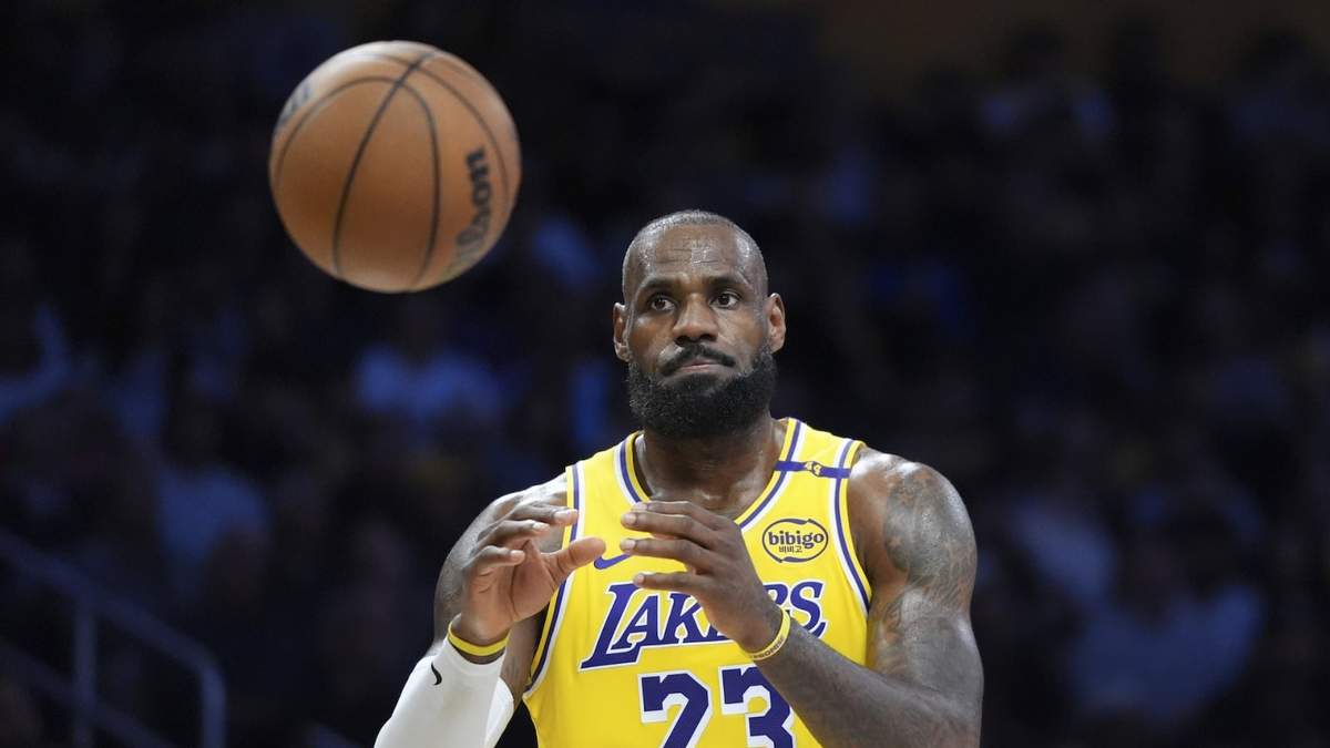 LeBron James, de los Lakers de Los Ángeles, atrapa un pase en el partido del martes 4 de marzo de 2025, ante los Pelicans de Nueva Orleáns